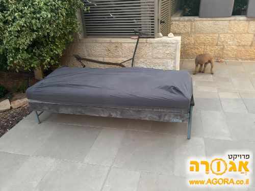 מיטת יחיד עם ארגז מצעים