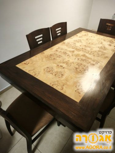 שולחן אוכל מעץ עם שישה כיסאות