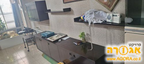 מזנון צמוד לקיר עם ארון ויטרינה