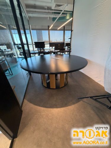 שולחן עגול לחדר ישיבות עם תקעי חשמל