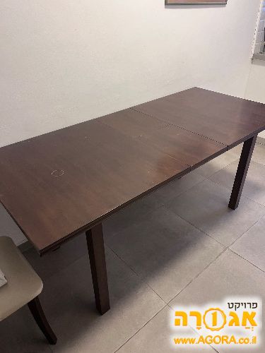 פינת אוכל עם 4 כסאות