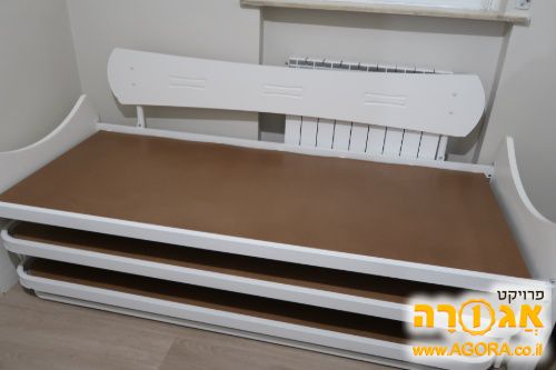 מיטת שלישיה ללא מזרונים במצב ממש טוב