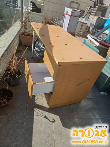 שולחן משרדי מעץ + פלטת זכוכית תואמת