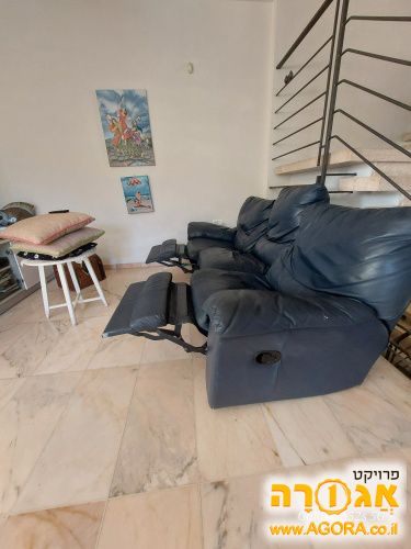ספת עור 3 מושבים . 2 מהם נפתחים