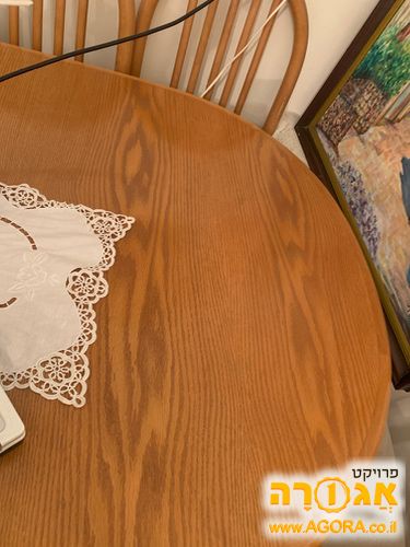 שולחן לפינת אוכל וארבעה כסאות