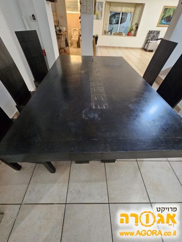 פינת אוכל עם חמישה כיסאות
