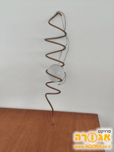 קישוט לדירה - כדור זכוכית בסליל מתכת