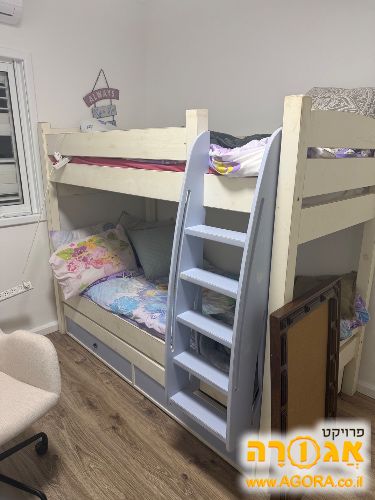 מיטת קומותיים עם מיטת יחיד נפתחת