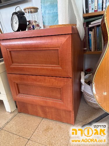 שידה צדדית קטנה מעץ
