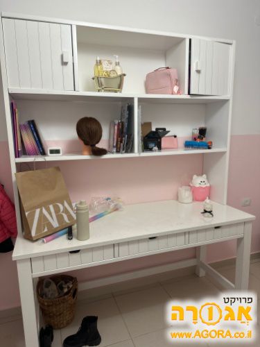 ארון מכתביה