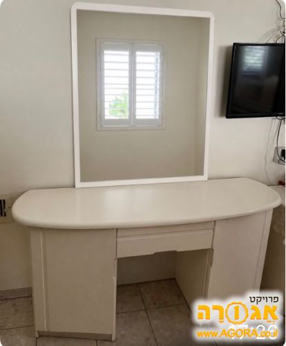 שידת מראה לבנה