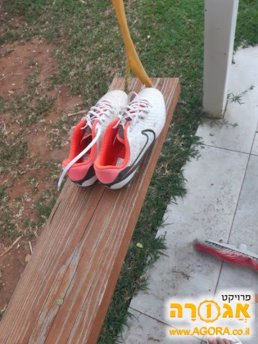 זוג נעלי כדורגל פקקים