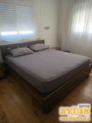 מיטה זוגית עץ מלא + מזרון (מצב מצויין)