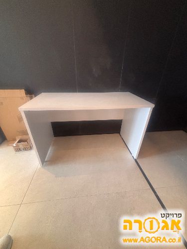 שולחן כתיבה/עבודה לבן של עצמלה במצב חדש