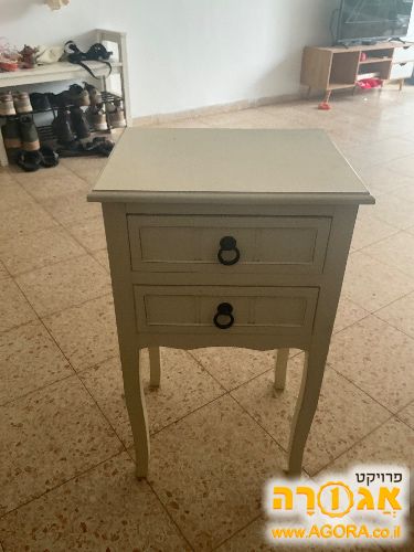 שידה קטנה עם מגירות