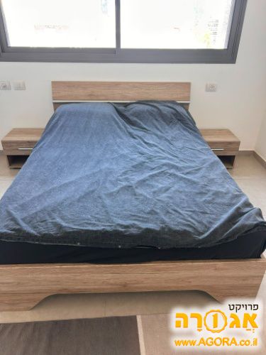 מיטה זוגית ומזרן עם שתי שידות