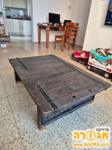 שולחן עץ נמוך