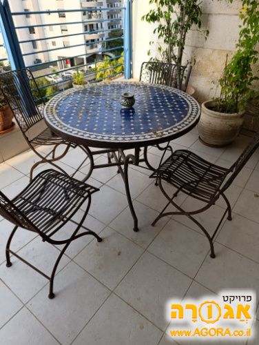 שולחן וכסאות