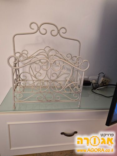 מעמד דקורטיבי לעיתונים וחפצים שונים