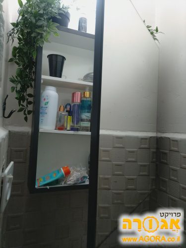 ארון עם מראה