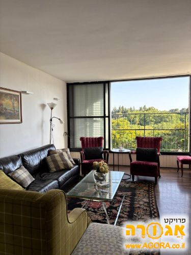 ספת עור בצבע חום ללא שריטות