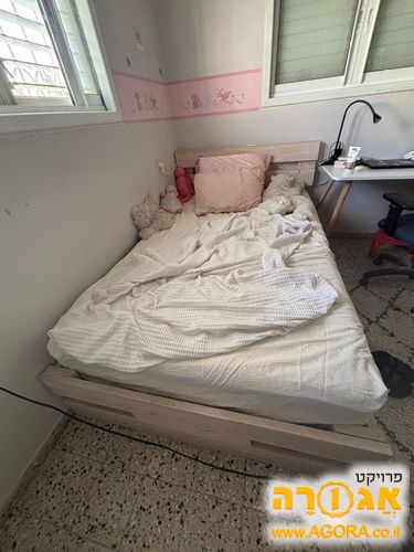 מיטה וחצי מעץ