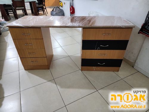 שולחן כתיבה עשוי משתי שידות מגירות ופלטה