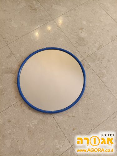 מראה עגולה עם מסגרת כחולה