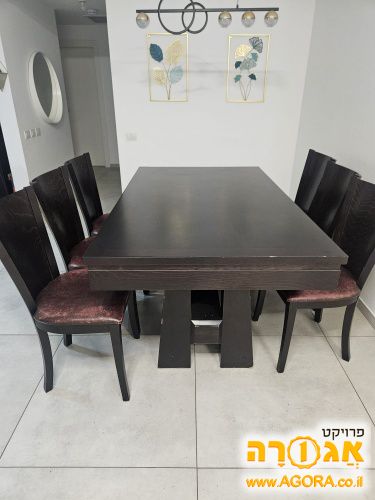 שולחן לפינת אוכל וכיסאות