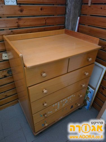 שידת מגירות מעץ על גלגלים