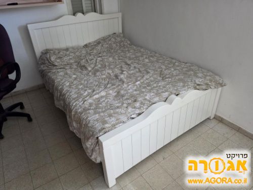 מיטה זוגית עם מזרון