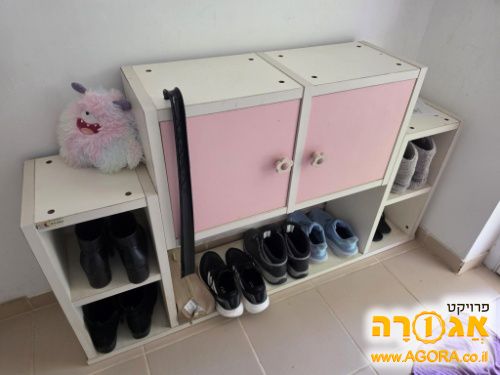 כוננית מדפים עם ארונית