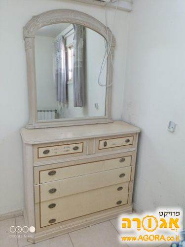 שידה עם מראה