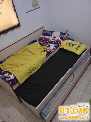 שלישית מיטות ילדים עם מזרנים