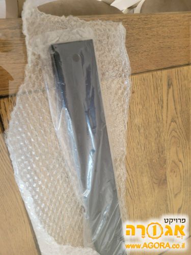מתלה שחור חדש לפס תאורה של שלישיה