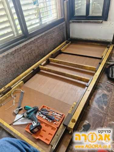 שולחן אוכל נפתח ל-10 סועדים