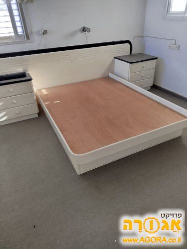 מיטה זוגית עם ארגז מצעים + 2 שידות