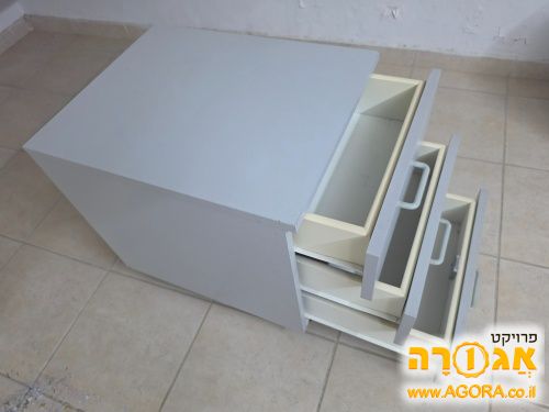 שידת 3 מגירות על גלגלים