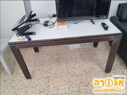 שולחן יציב ונפתח ללא כיסאות