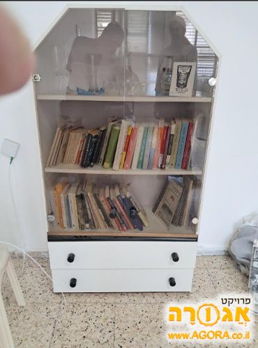 ארונית כלי נוי דלתות זכוכית