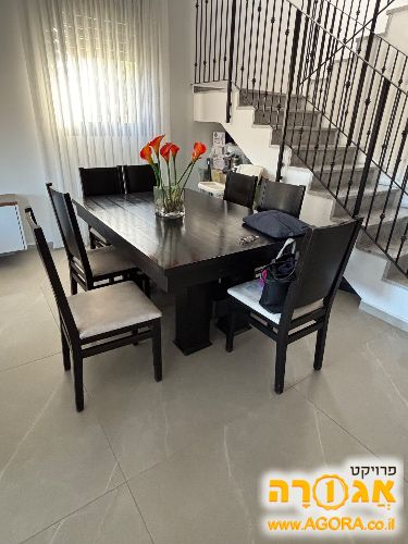 שולחן פינת אוכל וכסאות