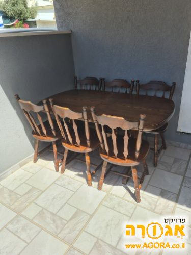 שולחן אוכל וכסאות