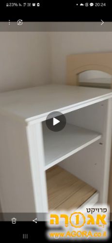 ארוניות בגבהים שונים,וכסאות עץ