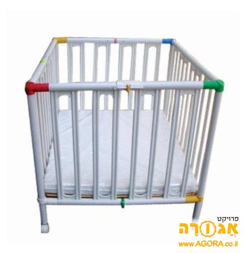 לול לתינוק. עשוי מפלסטיק