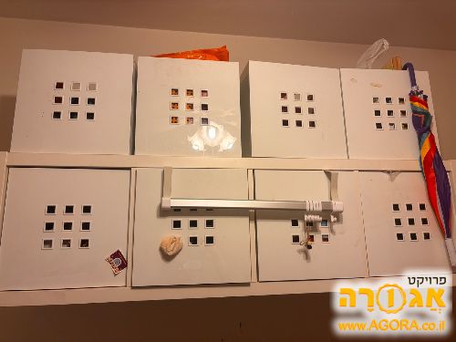 כוורת ספרים תלויה