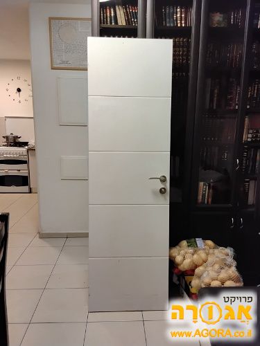 דלת צרה מעט פגום