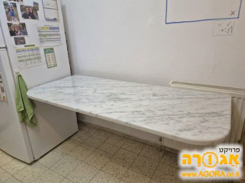 שולחן מחובר לקיר