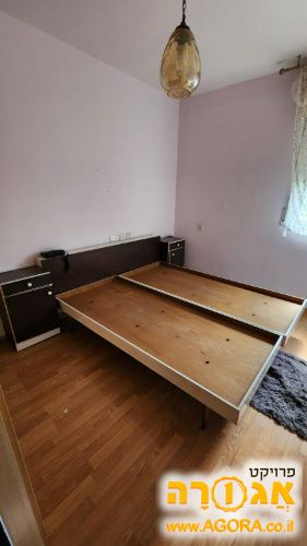 2 מסגרות למיטות היו מוצמדות כמיטה זוגית