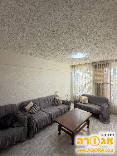סלון - שלוש ספות בגדלים שונים