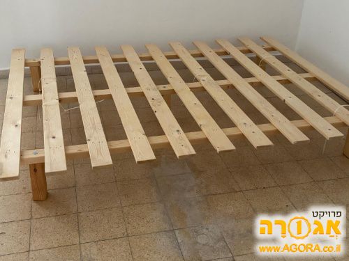 בסיס עץ למיטה